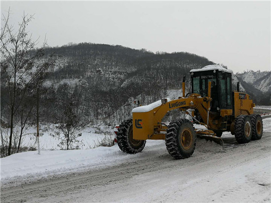 再迎降雪不松劲 全yb体育城除雪保畅通